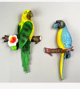 Vista dettagliata di sculture da parete a forma di pappagalli colorati con piume realistiche