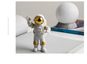 Creatief astronaut beeldje woondecoratie wit goud afwerking bureau detail shot