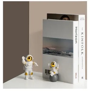 Gedetailleerd overzicht van creatieve astronauten beeldjes, perfect voor Scandinavische inrichting.
