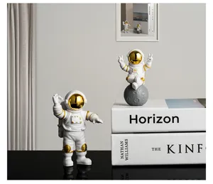Gedetailleerd shot van creatieve astronauten beeldjes, perfect voor kinderkamer en noords interieur.