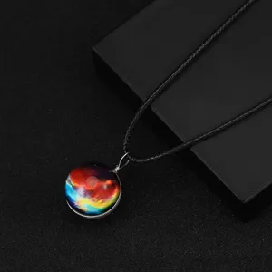 Primo piano del ciondolo nebulosa in vetro a doppia faccia su collana in pelle nera.