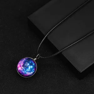 Dettaglio del ciondolo a sfera di vetro galassia su una collana di cordino nero