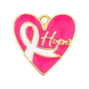 Vista detallada del colgante de corazón en rosa con texto Hope y cinta rosa