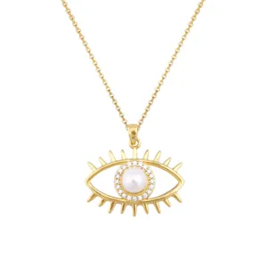 Detail van gouden evil eye hanger met centrale parel en zirkonia accenten