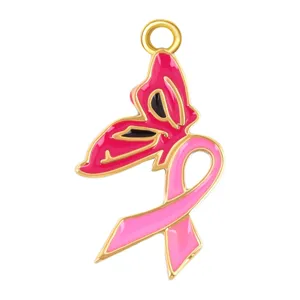 Detalle de un dije de mariposa y lazo rosa esmaltado con baño de oro para joyería