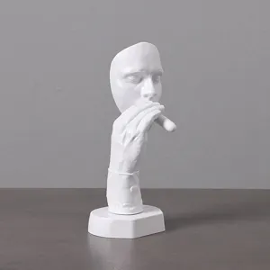 Detailansicht abstrakter Raucher Gesicht Skulptur, moderne Kunst Harz Deko für Zuhause.