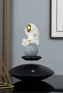 Detailansicht des schwebenden Astronauten-Ornaments, zeigt den spaceman und die Basis.