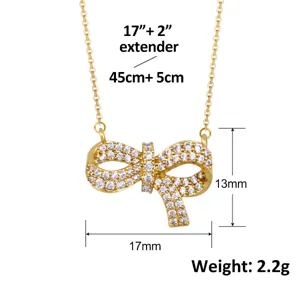 Nahaufnahme der goldenen Schleife Anhänger Halskette mit 17mm Breite und Zirkonia
