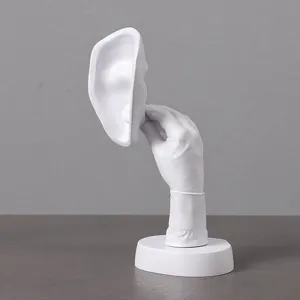 Weisse abstrakte Kunst Skulptur Ornament Hand halt Ohr kreative Heimtextilien Detail