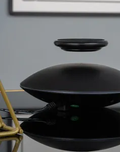 Schwarzer magnetischer Schwebesockel und Schwebescheibe, ideal fuer Desktop Display Stander.