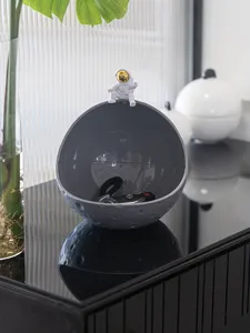 Astronaut maan opslag kom detailopname, hars moderne desktop sleutelhouder voor hal decor.