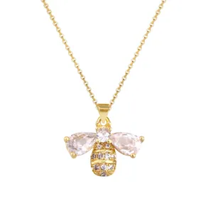 Nahaufnahme einer eleganten Gold-Bienen-Halskette mit rosa Zirkonia-Flügeln und Steinen