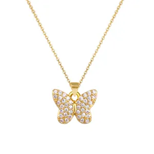 Nahaufnahme eines eleganten Gold-Schmetterlingsanhängers mit glitzernden Zirkonia