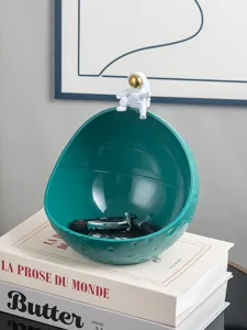 Hars maan astronaut schaal detail, creatieve hal sleutel organizer decor, groen bureau.