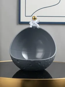 Grijze maan schaal ornament met schattige astronaut figuur, perfect voor sleutelopslag.