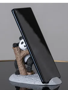 Gedetailleerd zijaanzicht van een creatieve bureautelefoonhouder met hars-pandafiguur