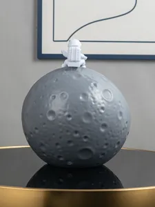 Close-up van de grijze maanbol met astronautenfiguur, met fijne textuur voor decor.