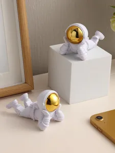 Jolie figurine d'astronaute support de téléphone, décoration en résine blanche et dorée.