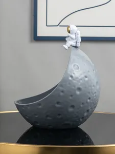 Detailopname van de creatieve astronaut maan opbergschaal voor interieurdecoratie.