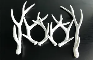 Gedetailleerd overzicht van witte kunstherten geweien set, ideaal voor kerstversiering en DIY.
