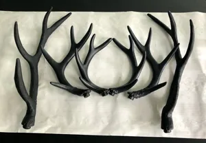 Zwarte kunstmatige hertengewei set, plastic geweirekwisieten voor kersthuisdecoratie en knutselen.