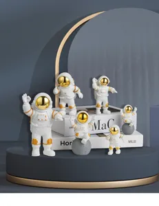 Detailansicht niedlicher Astronauten Figuren Set mit goldenem Visor fur Tischdeko.