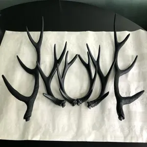 Detailopname van zwarte kunstmatige hertenantillen set voor unieke kerstdecoratie thuis.