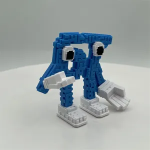 Blauw pixel figuur detailweergave, uniek blokvormig ontwerp met witte schoenen en handschoenen.