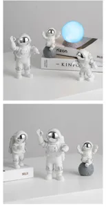 Detaillierte Ansicht des niedlichen Astronauten Figuren Sets kreatives Weltraum Modell