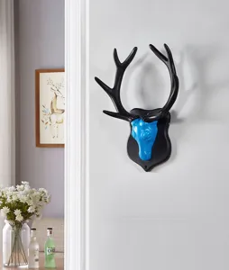 Primo piano dettagliato del gancio da parete a testa di cervo, decorazione moderna.