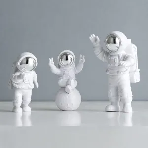 Größentabelle für kleine Astronautenfiguren mit Breiten-, Höhen- und Dickenangaben.