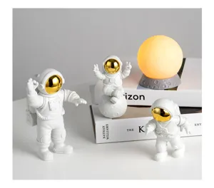 Nahaufnahmen Details kreative Astronauten Figuren Set mit leuchtendem Mond Nachtlicht Zimmer Dekor.