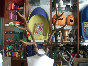 Grote kunststof hertengeweien voor kerstdecoratie, etalage display rekwisiet en doe-het-zelf items.