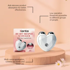 Vue rapprochée et détaillée du masseur facial en forme de cœur avec un design élégant.