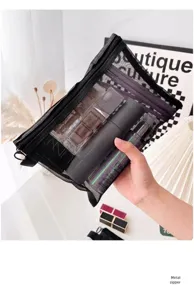 Dettaglio borsa cosmetica in rete nera con cerniera metallica resistente e grande capienza.