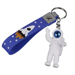 Schattige astronaut sleutelhanger met raket, zachte rubber hanger voor tassen en autosleutels.