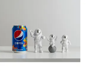 Detailweergave van creatieve witte astronauten beeldjes, schattige leuke bureau decoratie.