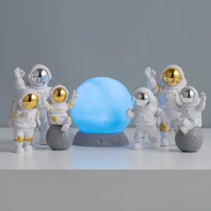 Creatieve astronauten hars ornamenten set met gloeiende maan nachtlampje voor kinderkamer.