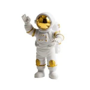 Decoratief astronauten beeldje in wit en goud als tafordecoratie en leuk cadeau