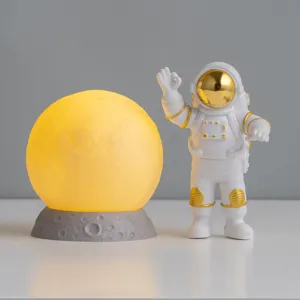 Schattig astronaut beeldje en oplichtende maan lamp, perfecte kinderruimte decoratie.