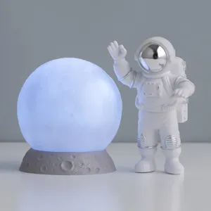 Creatieve astronaut maan nachtlampje hars ornament voor kinderkamer desktop decoratie.