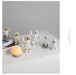 Kreatives Astronauten Figuren Set mit Mondlampe, perfekte Schreibtisch Deko und Geschenk.
