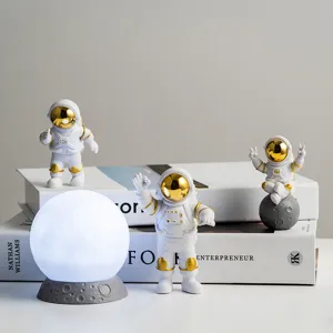 Creatieve astronaut bureau ornamenten set met gloeiende maan lamp voor kinderkamer.