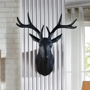 Moderne zwarte hertenkop wanddecoratie, creatieve Scandinavische stijl voor huis of hotelkamer.