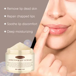 Primer plano detallado del tarro de exfoliante labial y modelo aplicando la pasta exfoliante.