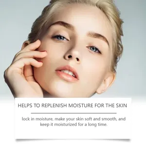 Primer plano detallado del modelo de cuidado facial que muestra efectos hidratantes y piel.
