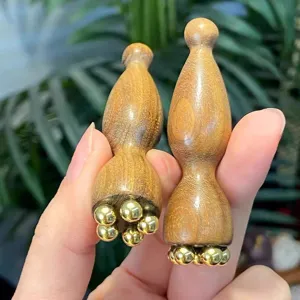 Hölzernes Gesichts-Massagegerät mit Messing-Kugeln für Augen und Akupunktur Detailansicht