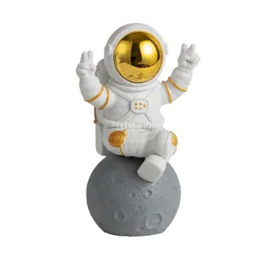 Niedliche Astronaut Figur Mond Ornament kreative Kunstharz Raum Mann Dekor Geschenk