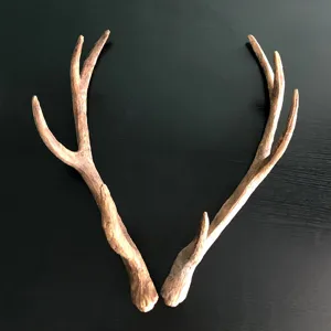 Grote kunststof hertenantenne decoratie voor kerst, etaleerweergave en doe-het-zelf knutselen.