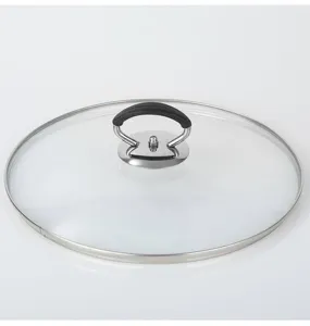 Détail de couvercle de casserole en verre universel, bord en acier inoxydable et poignée en silicone.